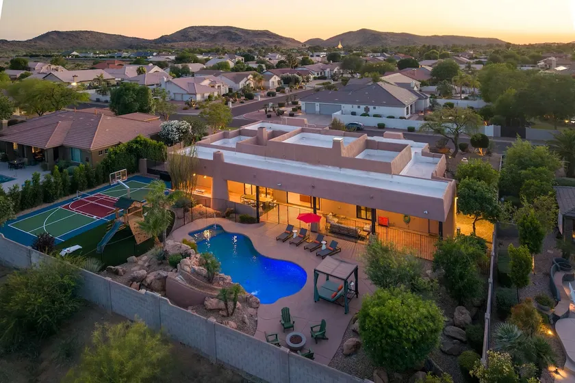 The Good Life Oasis - Luxury 5BR Home - Sleeps 16 - Image 1