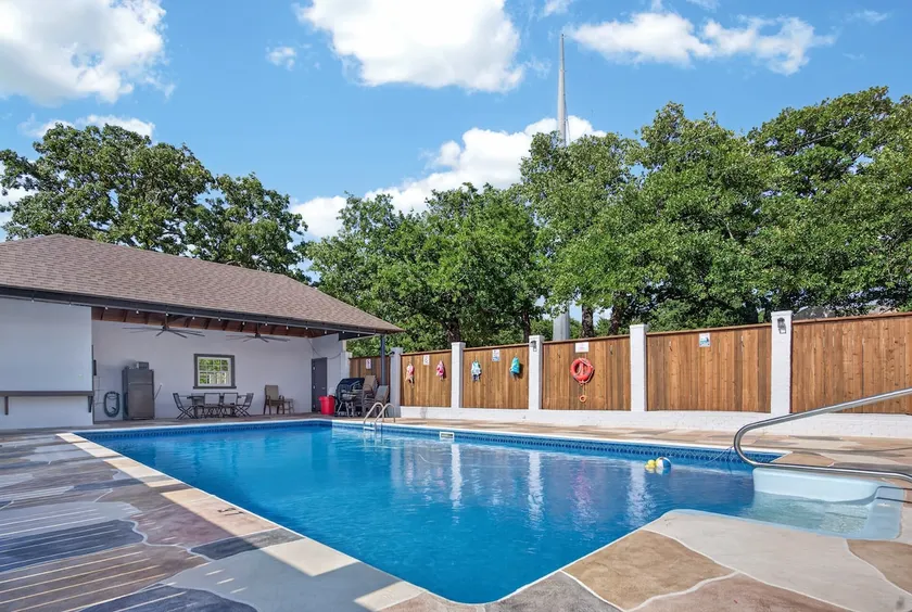 Family friendly game room + pool, spacious 4BR - Image 1