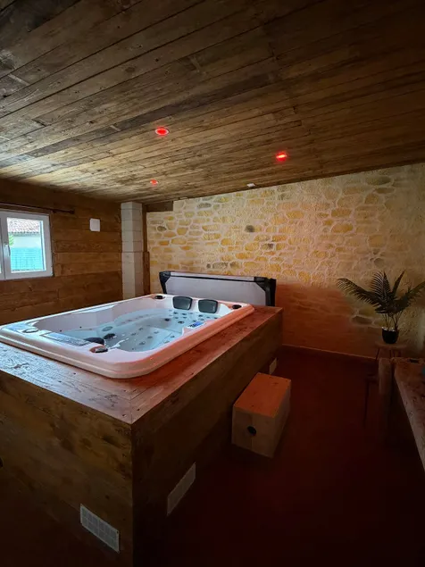 Romantic Getaway with Jacuzzi - Image 1