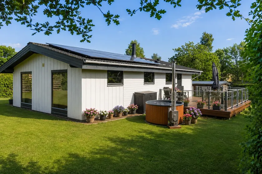 Idyllic summer house near both the beach and the forest - Image 1