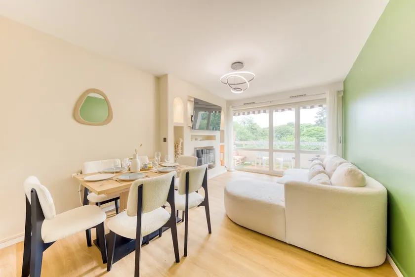 Modern 2-bedroom in Évry | Balcony | Ideal for Professionals & Families - Image 1