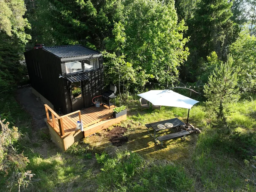 A small cabin in a national park - Image 1