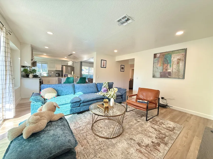 Welland 4BR Luxury SingleHome + Private Backyard - Image 1