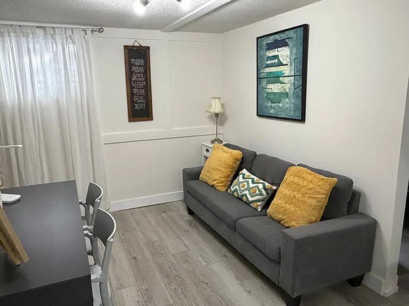 Simple, clean, comfortable - Image 1