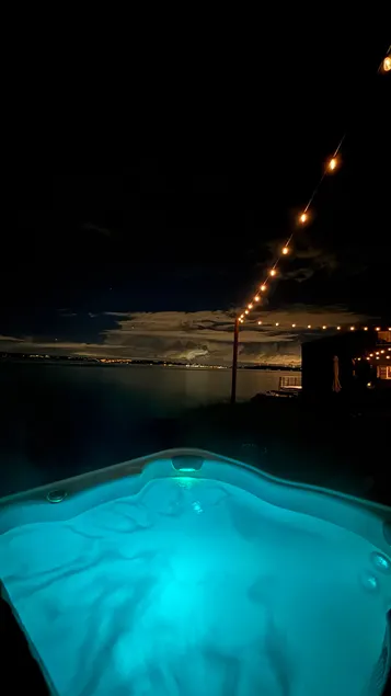 Autumn on the Water | Hot Tub, Fireplace & Beach - Image 1