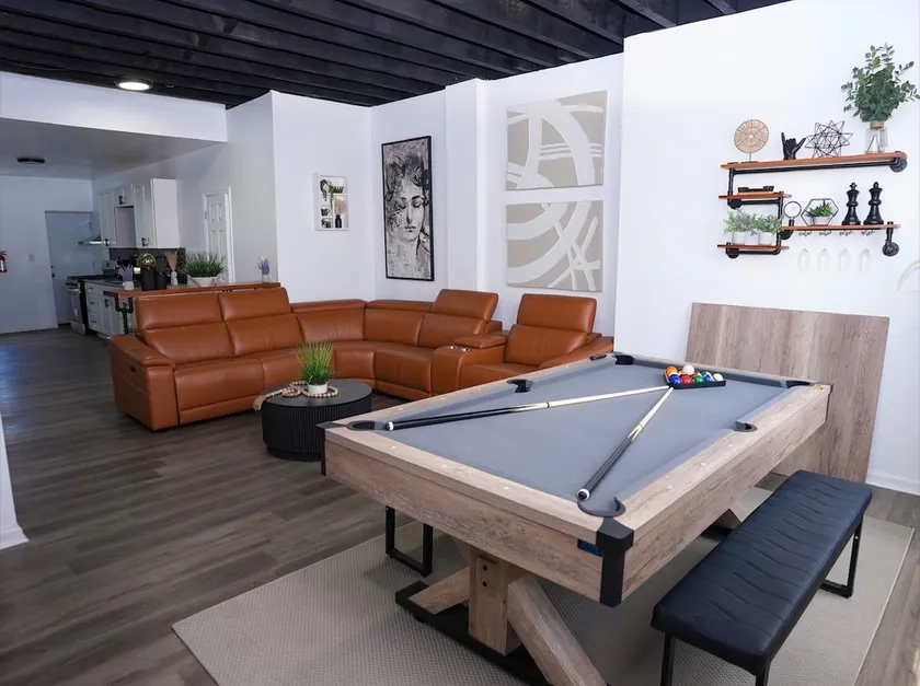 5BR Retreat King Suite Private Parking Backyard - Image 1