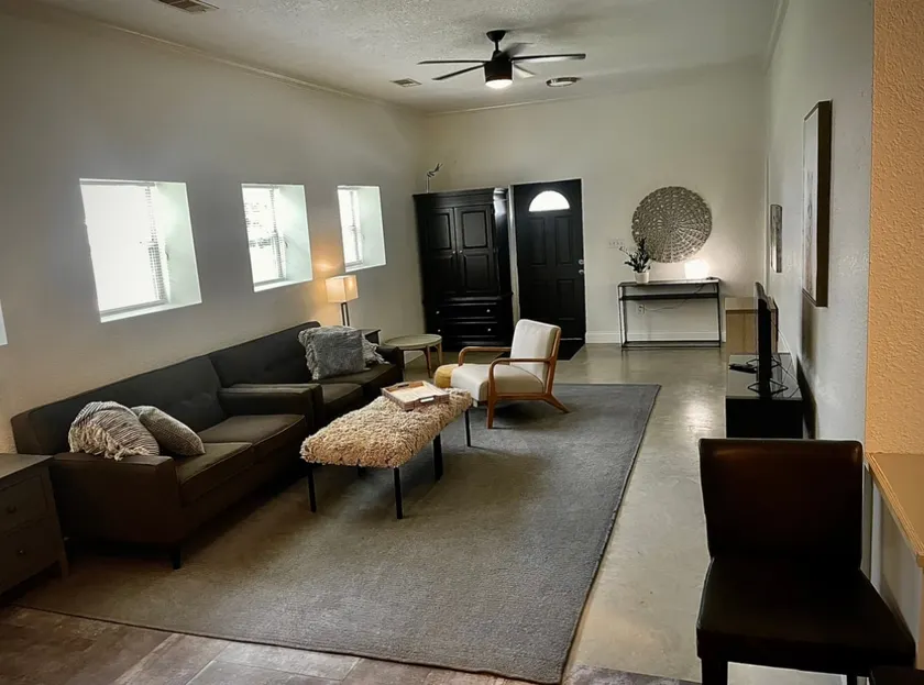 Home 5 Miles From IAH Blocks from Hwy 59/69 - Image 1