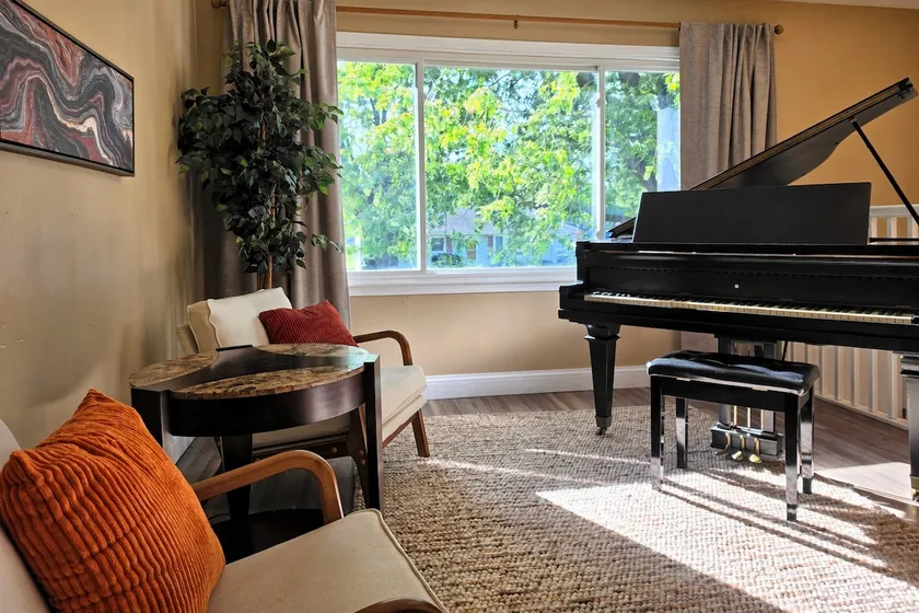 • La Petite • Grand Piano • Sauna • Long Stays • - Image 1