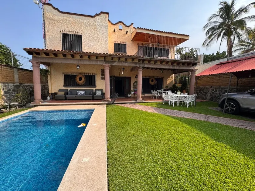 Spacious house, heated pool, and garden for groups - Image 1