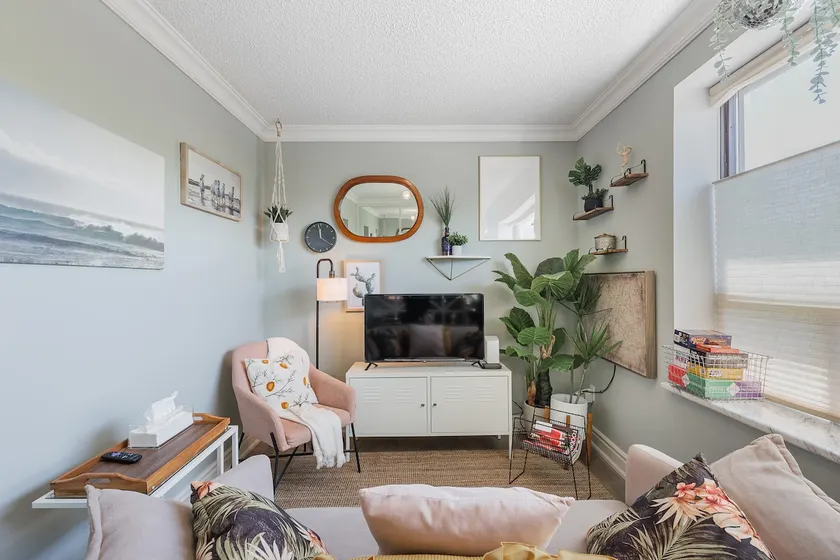 Cozy 1BR Toronto Stay Near Transit & Dining - Image 1