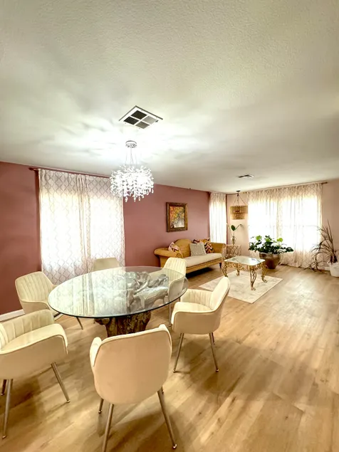 Beautiful 5 BR+3 BA home w/AC and Wifi - Image 1