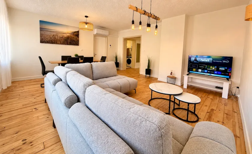 Merlebach • Spacious 2BR • 3 Beds • A/C - Image 1