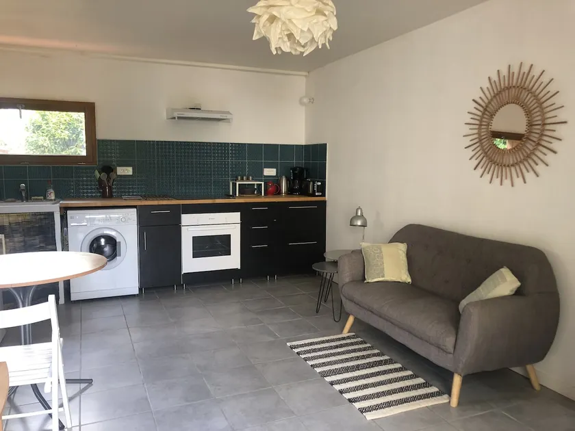 Small 2 room house - Image 1