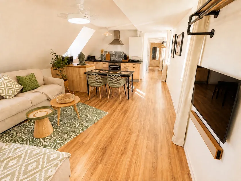 Unusual apartment, very central with an elevator - Image 1