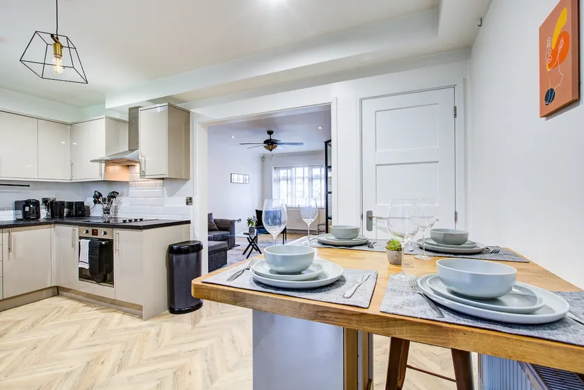 Stylish 3BR 2BA Modern Retreat Sleeps 7 - Image 1