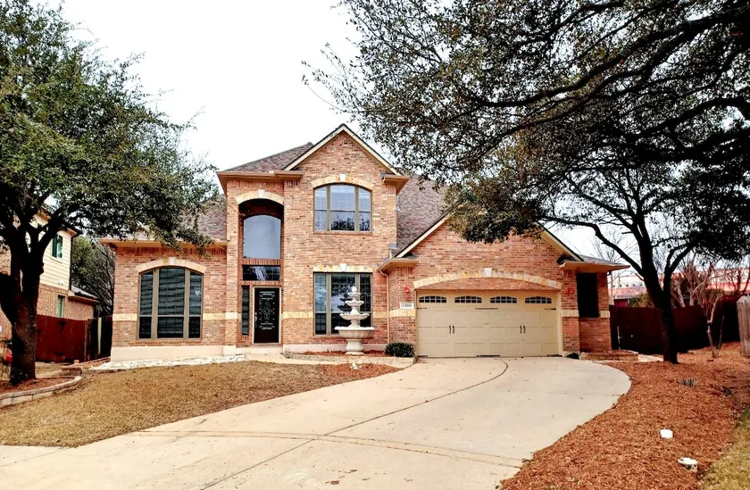 Spacious Home with Multiple Living Areas - Image 1