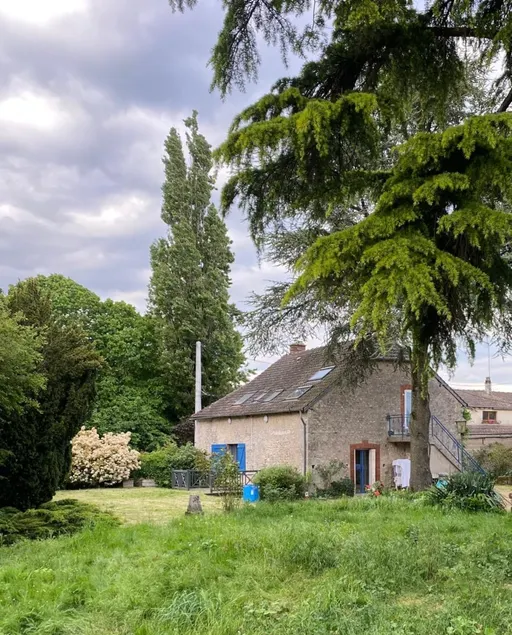 Country house with a 1700 m² wooded park - Image 1