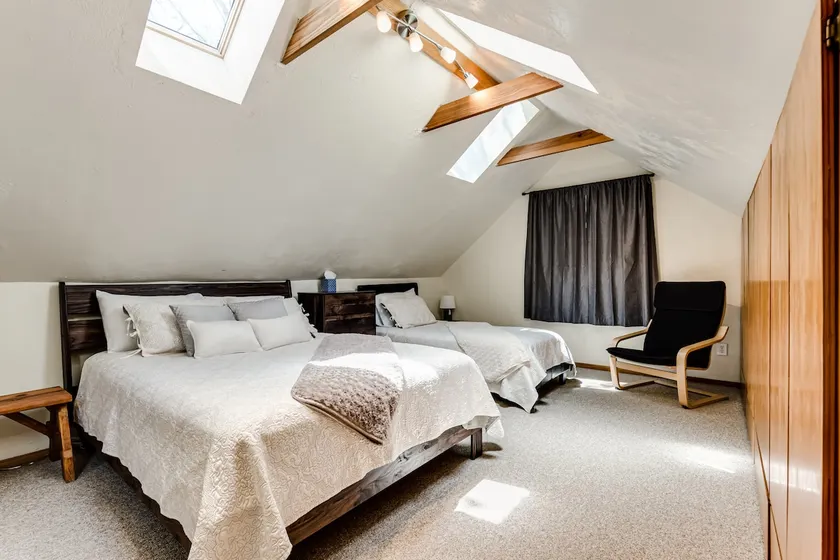 Cozy Loft Guesthouse • 10 Min to Autzen - Image 1