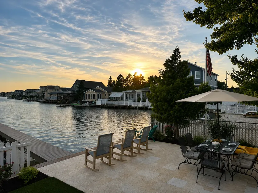 Sunset Lagoon Retreat-Waterfront views & kayaks - Image 1