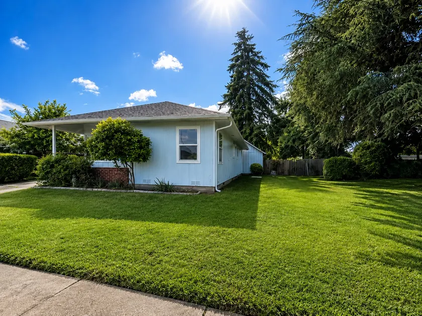 Spritely Cottage Near Downtown Springfield - Image 1