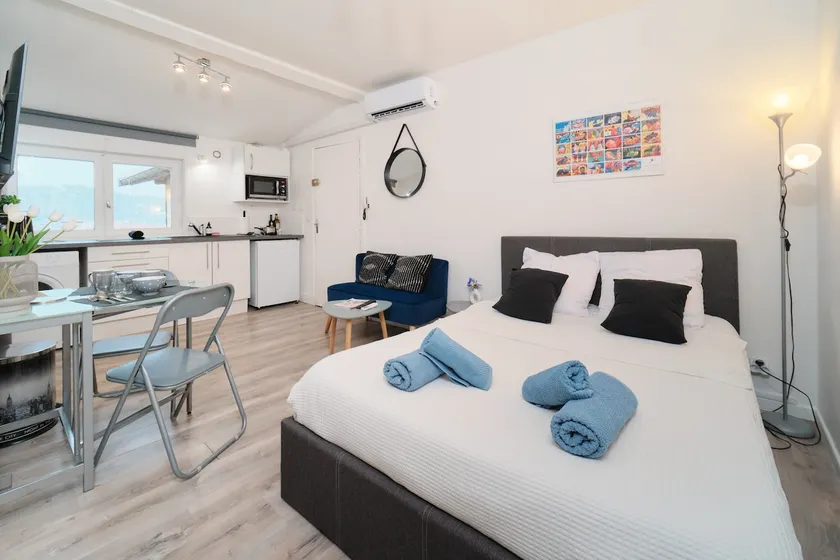 Attic studio, air conditioning, 1 minute from Vienne train station - Image 1