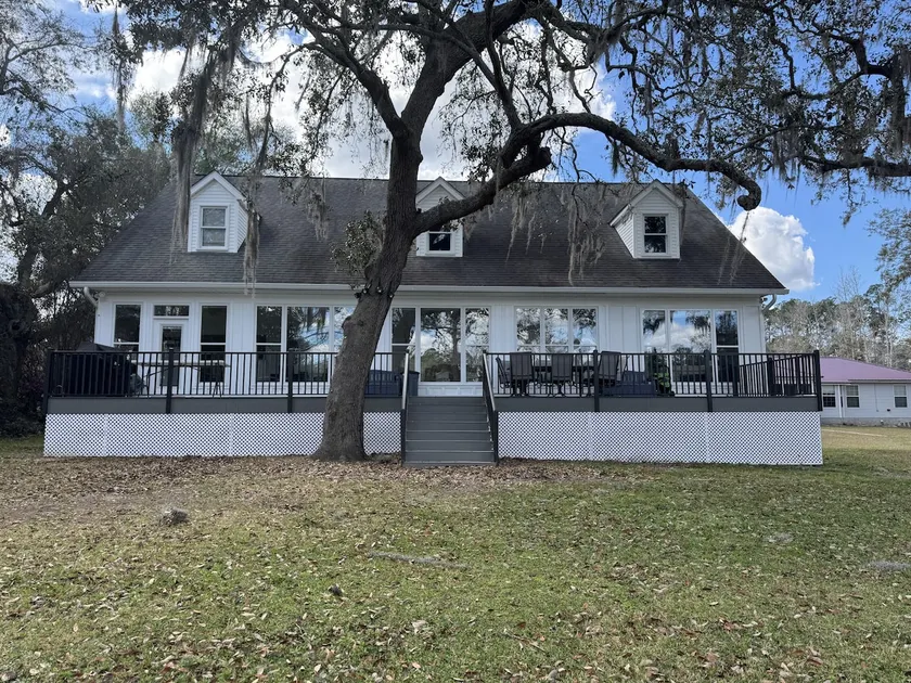 Riverfront Getaway for 16 w/ Boathouse & Launch - Image 1
