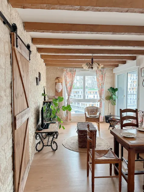 Charming French Vintage Apartment with Balcony, 2 Bedrooms, 1 Min to Metro Line 4, 20 Min to Notre-Dame - Image 1