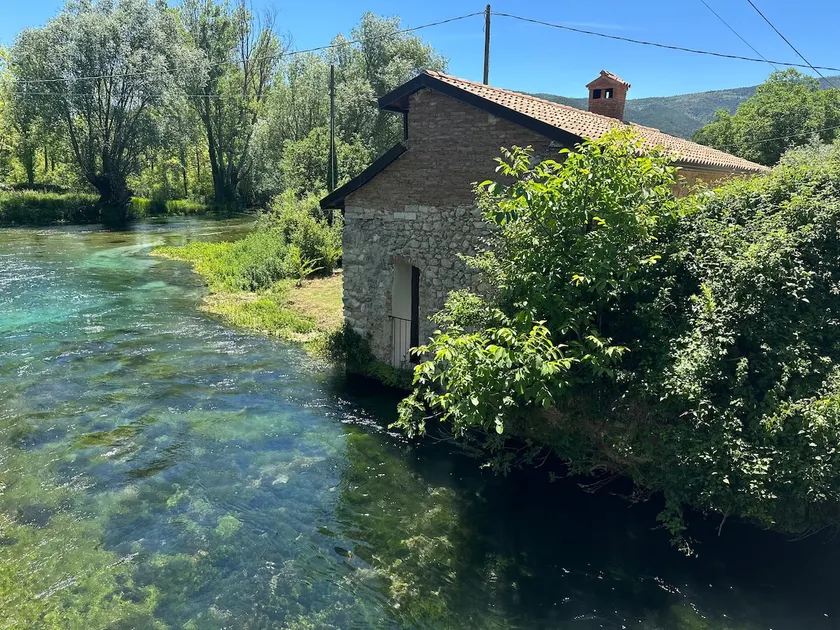 The little house by the river - Image 1