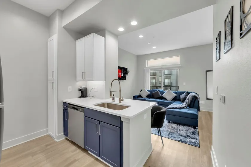 Comfy King Suite (Downtown) - Image 1