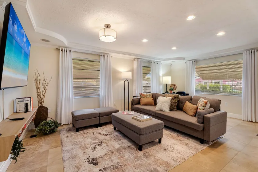 Casa Coral- Cozy Stay with Yard near Miami Stadium - Image 1