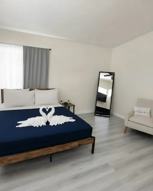 Modern suite with free parking/private entrance - Image 1