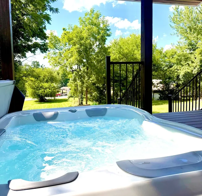 *Hot Tub* 1900 Remodeled Bungalow in Birch Tree - Image 1