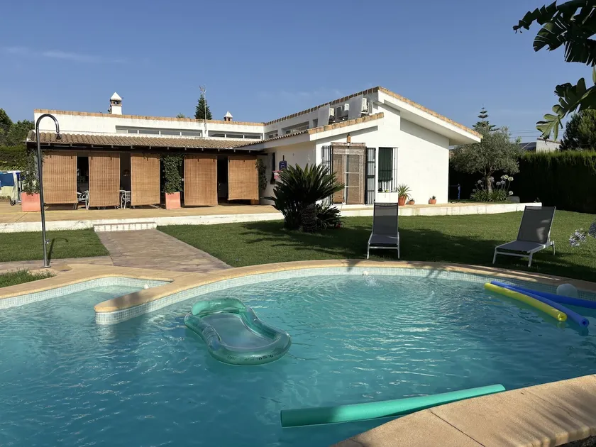 Villa with garden and pool 25 minutes from Seville - Image 1