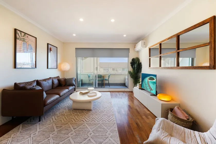 Bondi 2BR Pool Free Parking 10 Min to Beach - Image 1