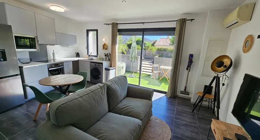 Charming F2 with private garden and jacuzzi spa - Image 1