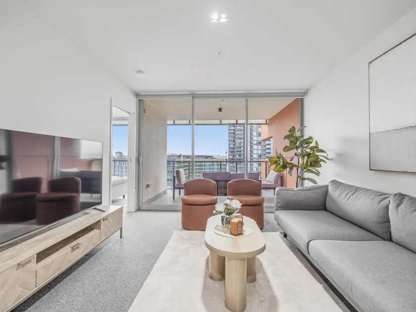 Premium Urban Stay with Rooftop Pool and City Views - Image 1