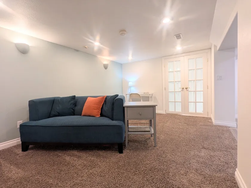 Five minutes from airport! Private bungalow suite - Image 1