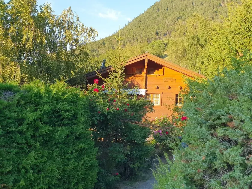 Charming Valais chalet – Intimate and warm - Image 1