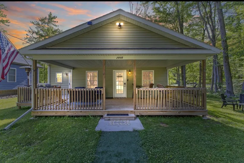 The Porch House at Sylvan Beach - Image 1