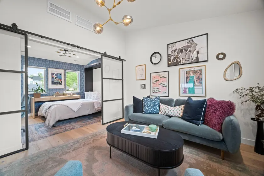 Modern Studio with Workspace and Kitchenette - Image 1