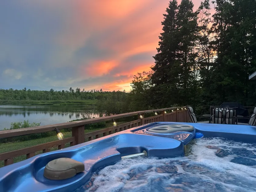 Hot tub*beautiful views*lakefront*close to PRNL - Image 1