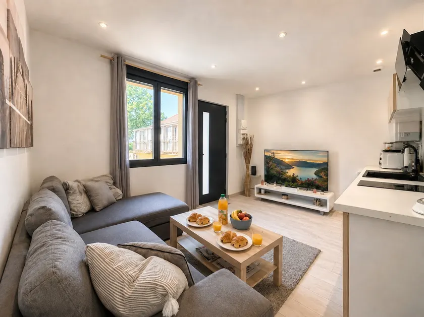 Elegant & Quiet Cozy Haven Near the Center with Air Conditioning - Image 1