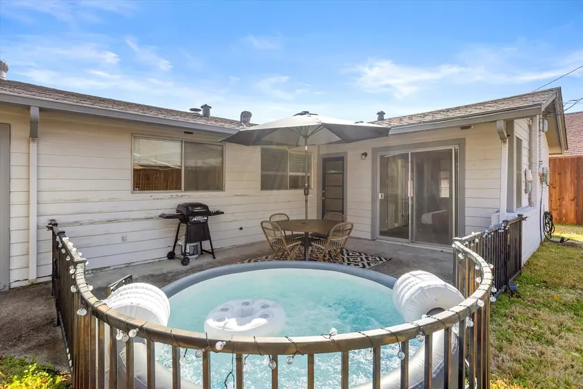 4BD Cozy Escape BBQ & Private Hot Tub - Image 1