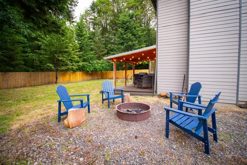 Hoodland Hideout - Walk to Shops, Fireplace, Pets - Image 1