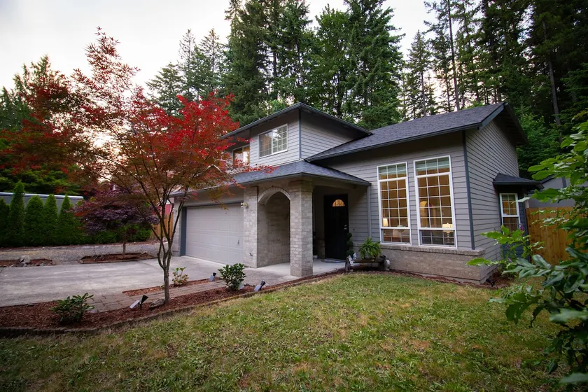 Hoodland Hideout - Walk to Shops, Fireplace, Pets - Image 1