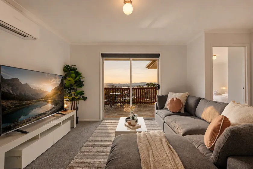Mountain View Retreat | BBQ, Balcony & Parking - Image 1