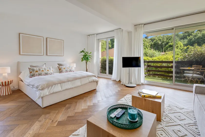 5 minutes from the port - large & beautiful studio - pool & parking - Image 1