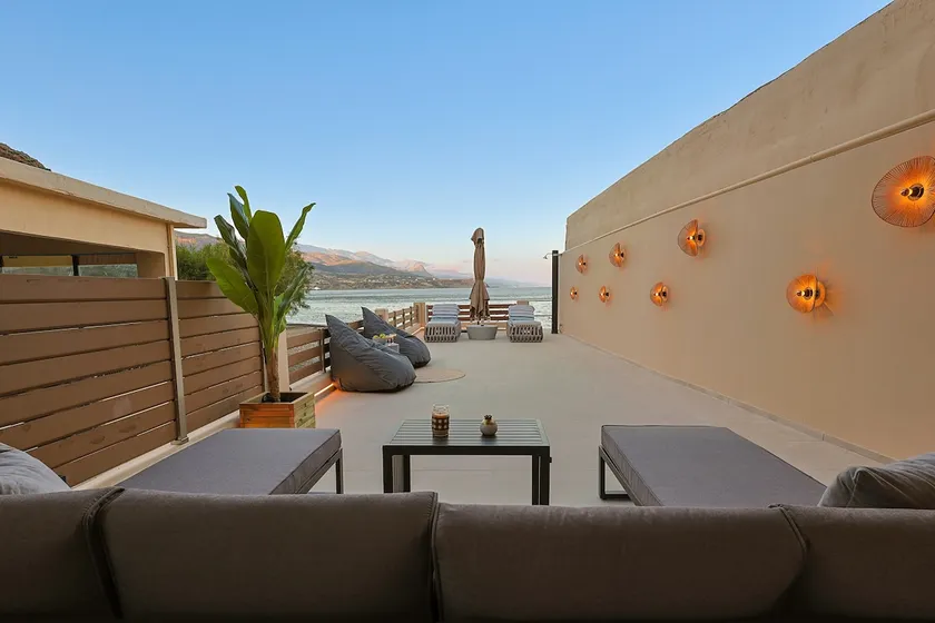 Luxury Beachfront Apartment with Panoramic View - Image 1