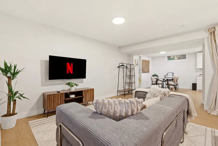 Inner city Bankview + spacious King bed suit - Image 1