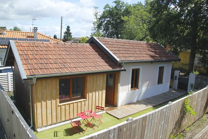 Small independent air-conditioned house with garden - Image 1